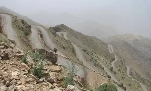 عبور کامیون‌ها از جادۀ صعب‌العبور بوشهر به شیراز؛ 94 سال قبل(عکس)