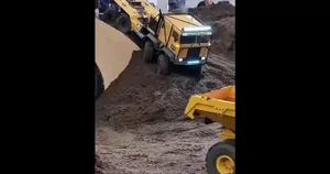 قدرت‌نمایی کامیون ۸ چرخ کاترپیلار در مسیر‌های سخت